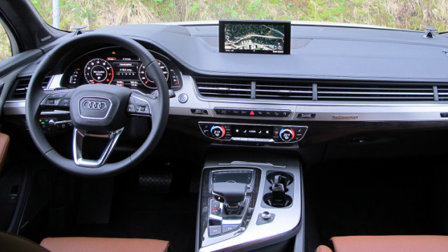 2017 Audi Q7 cockpit
