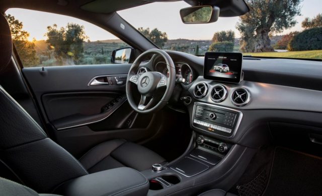 2018-Mercedes-GLA-interior