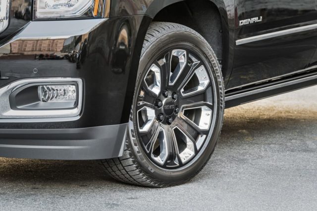 2018 GMC Yukon Denali Ultimate Black Edition wheels