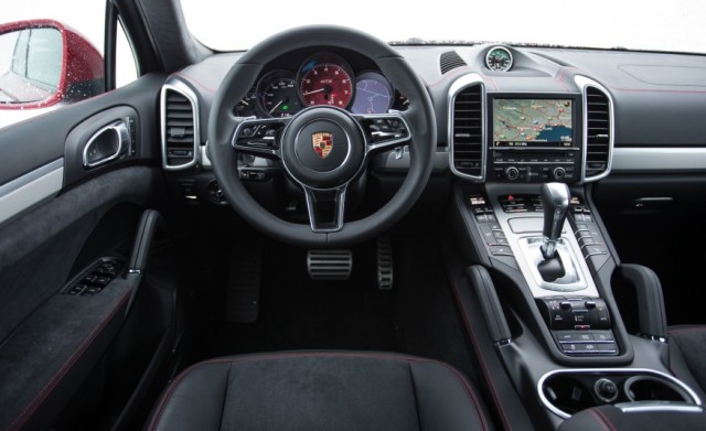 2018-Porsche-Cayenne-interior