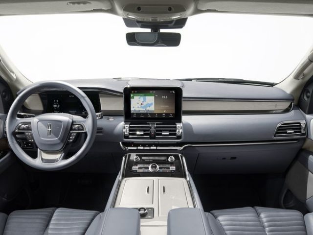 2018 Lincoln Navigator interior
